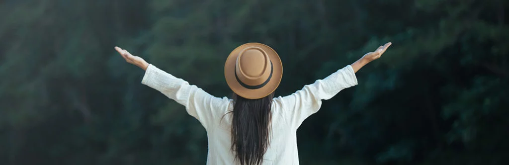 femme heureuse aux bras étendus